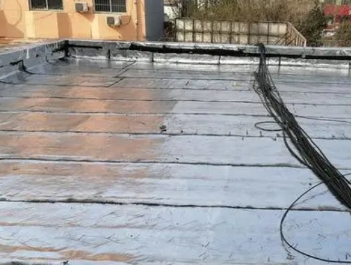 泰来卫生间漏水维修公司分享下泰来屋面楼顶防水刚性防水层施工要点。